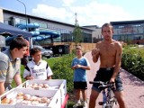 Jeździli na rowerach i... jedli pączki. Udany piknik przy  Słonecznym Centrum
