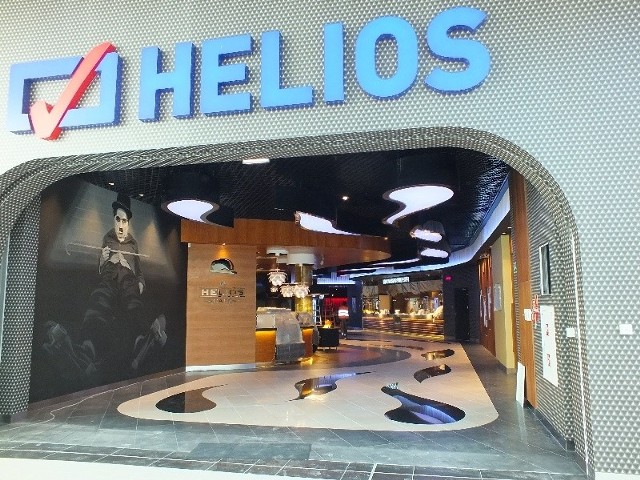 Nowe kino Helios w Galerii Galardia robi wrażenie. Zobacz jego wnętrza (zdjęcia)Wejście do kina Helios od strony Galardii. Asymetryczne lampy na suficie mają identyczne kształty jak wzory na posadzce. Po lewej widzów wita Charlie Chaplin na wrotkach.