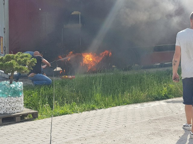W Rajcu Szlachecki palił się samochód ciężarowy. Pierwszą informację o zdarzeniu dostaliśmy od naszego czytelnika.