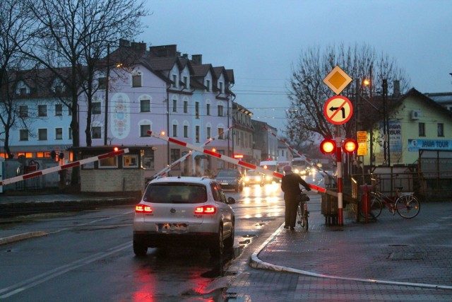 Zamknięty przejazd kolejowy w centrum Gogolina to bardzo częsty widok.