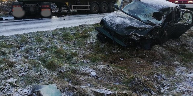 Do groźnie wyglądającego wypadku doszło na drodze nr 163 w okolicach miejscowości Buślary (gmina Połczyn Zdrój). Kobieta kierująca samochodem osobowym zahamowała na łuku drogi, ze względu na oblodzenie zablokowały się koła i samochód zjechał na przeciwległy pas. Auto uderzyło w nadjeżdżający z naprzeciwka samochód ciężarowy. Droga w tym miejscu jest zablokowana. Wyniku zdarzenia nikomu nic się nie stało oprócz drobnych potłuczeń.Katarzyna ChybowskaOSP Połczyn-Zdrój facebookZobacz także Pożar na ul. Podgórnej w Koszalinie