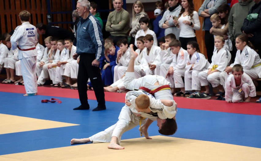 Walki młodych judoków odbywały się na czterech matach hali...