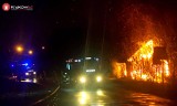 Nocny pożar budynku gospodarczego pod Krakowem. Przylegał do budynku mieszkalnego. Na pomoc wezwano sześć jednostek straży