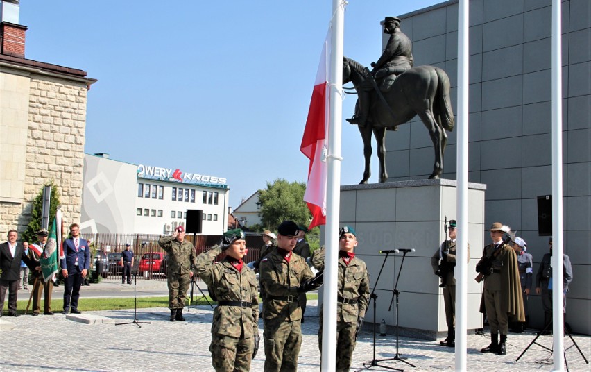 Nowy Sącz. Miejskie Obchody Święta Wojska Polskiego pod pomnikiem marszałka Piłsudskiego. [ZDJĘCIA]