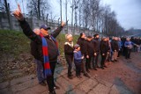 Polonia Bytom. Kibice podziękowali drużynie ZDJĘCIA Fani czekali na piłkarzy przy Olimpijskiej. Na meczu nie byli, bo jest bojkot