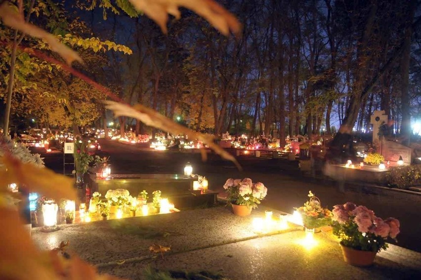 Dzien Wszystkich Świetych na cmentarzu w Opolu Pólwsi.