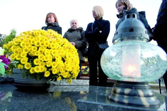 Rodziny ofiar wypadku k. Woli Zambrowskiej spotykają się na cmentarzu niemal codziennie. Na jednym pochowano czterech mężczyzn: dwóch Krzyśków, Marcina i Jarka.