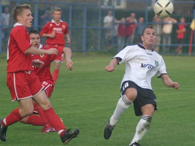 Marcin Drabik (nz. z prawej jeszcze w barwach Stali SW) będzie od teraz pełnił rolę szkoleniowca zespołu z Niska.