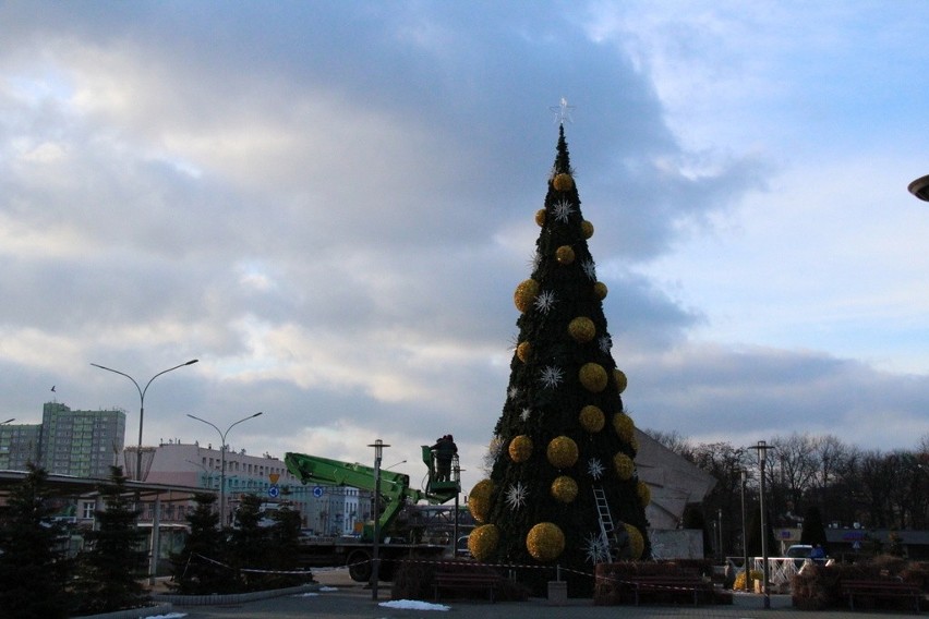 Nowa świąteczna choinka stoi już na placu Wolności