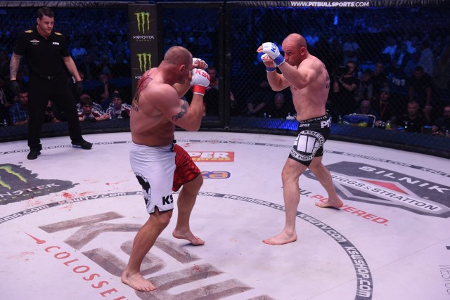 KSW 39 Colosseum: Mariusz Pudzianowski - Tyberiusz KowalczykPrzez ponad 2 minuty w dystansie się mierzyli. Aż poszły w ruch nogi i mocne kopy na łydki. Kowalczyk odczuł na lewej nodze potężne uderzenie, zachwiał się, a wtedy poszły w ruch pięści. To była szaleńcza wymiana ciosów. Kowalczyk utyka jednak na nogę. Po minucie od drugiego gongu Kowalczyk się pośliznął, po ciosie na nogi. Wykorzystał to "Pudzian", który ruszył z szarżą na niego. Okładał go pięściami, rozcinając mu skórę głowy. Kowalczyk próbował przetrwać, w parterze nie miał jednak szans z doświadczonym już w MMA Pudzianowskim. Na prawie dwie minuty przed końcem rundy sędzia przerwał walkę.Łokcie @PudzianOfficial wybiły Tyberiuszowi z głowy chęć dalszej walki #KSW39 #KSWColosseum pic.twitter.com/dohZHBvNpP— KSW (@KSW_MMA) 27 maja 2017