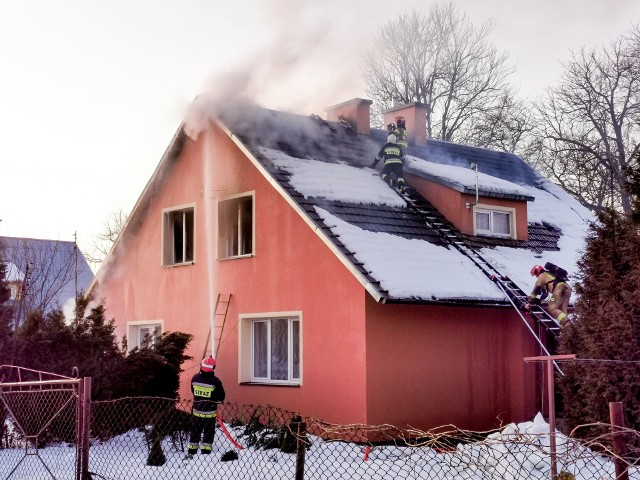 Pożar domu w Korytnikach. Ucierpiała kobieta.