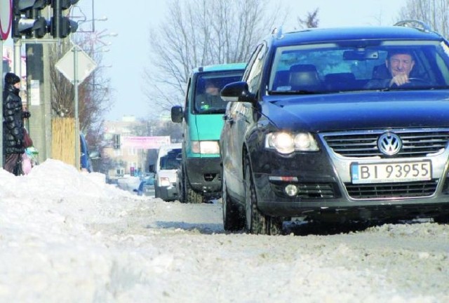 Na Noniewicza, ulicy położonej w samym centrum miasta zalegał śnieg. &#8211; Skandal, na wiejskich drogach są znacznie lepsze warunki &#8211; narzekali kierowcy. &#8211; Jak to możliwe, że odpowiedzialna za odśnieżanie firma nie sprawdziła przed sezonem, czy ma dobry sprzęt.