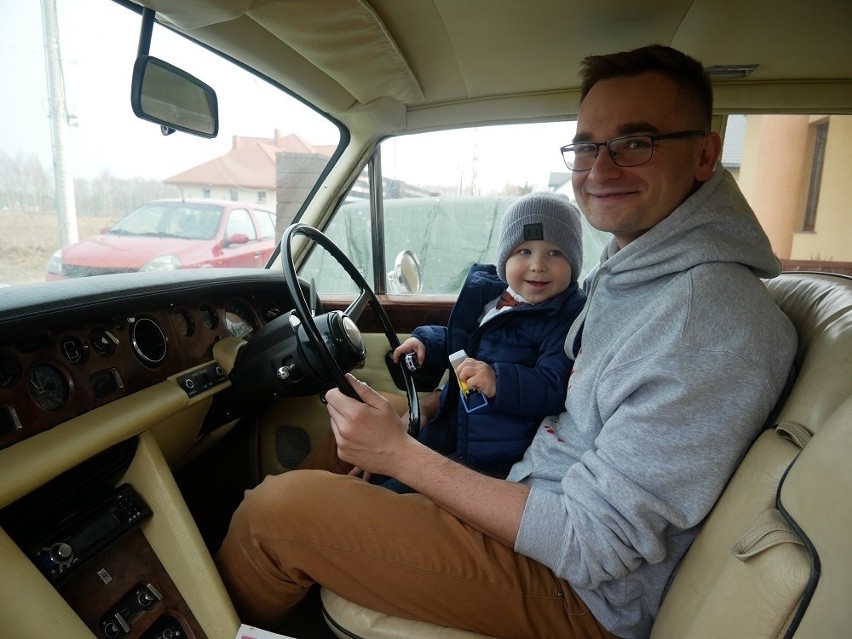 Mikołaj z tatą w środku Rolls Royce'a.