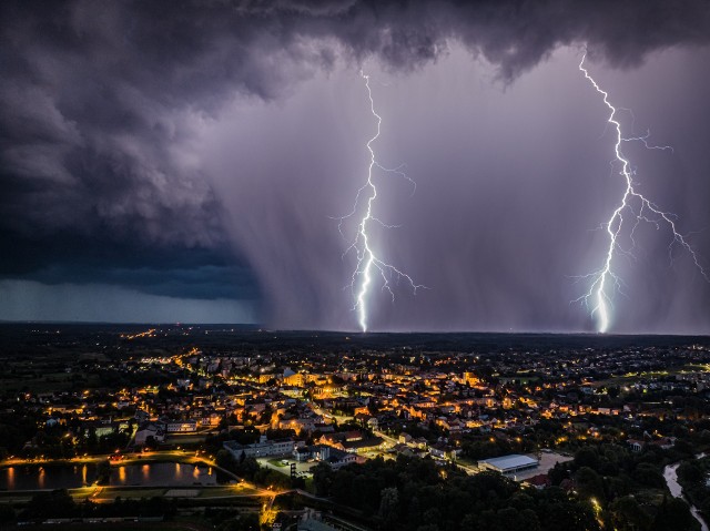 Czwartkowa burza nad Świętokrzyskim. Zdjęcia z drona - widok z okolic Staszowa. Więcej Zdjęć Sławka Rakowskiego i Czytalników - na kolejnych slajdach.