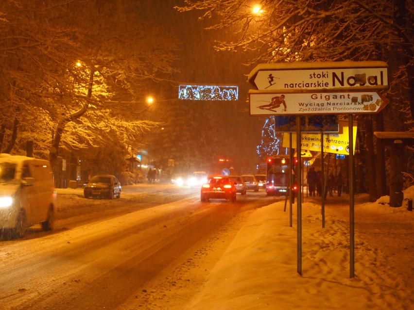 Podhale. Pogarszają się warunki na drogach. Przez opady śniegu [ZDJĘCIA]