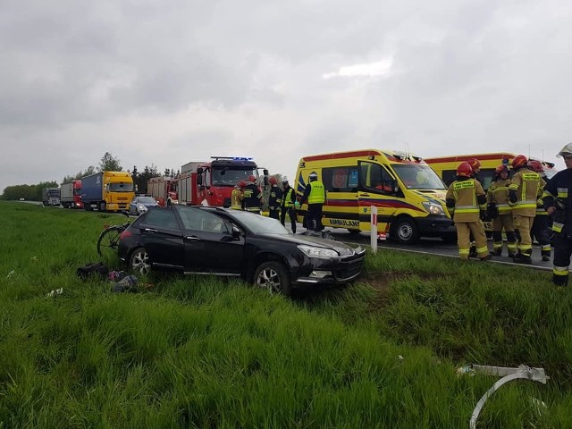 Tragiczny wypadek na trasie Bydgoszcz - Koronowo. Do zdarzenia doszło w czwartek krótko po godzinie 14 na DK 25 w okolicach Gościeradza. Zginęła jedna osoba, a przejazd był całkowicie zablokowany.Więcej informacji na kolejnych stronach >>>Flesz - wypadki drogowe. Jak udzielić pierwszej pomocy?