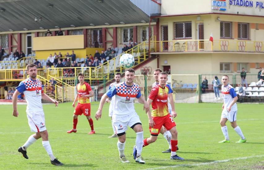 Grała Hummel 4. liga.  Wysoka wygrana Staru, remis Korony II, Paweł Markowicz dał zwycięstwo Pogoni, Moravia górą w Daleszycach