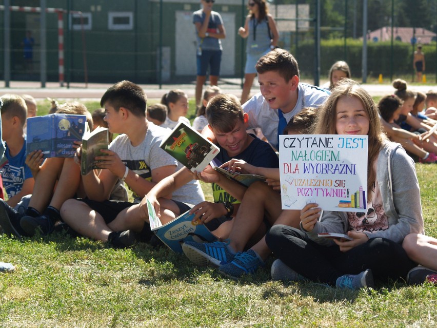Przerwa na... czytanie książek w Szkole Podstawowej nr 2. Na boisku szkolnym jednocześnie czytało ponad 240 uczniów [ZDJĘCIA, WIDEO]