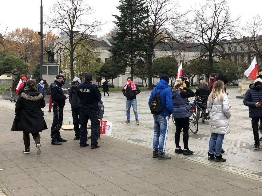 Protest przed łódzką katedrą. Interweniowała policja ZDJĘCIA 