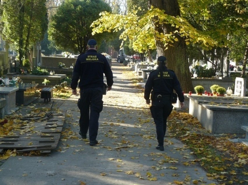 Patrole piesze, konne i zmotoryzowane straży miejskiej na cmentarzach