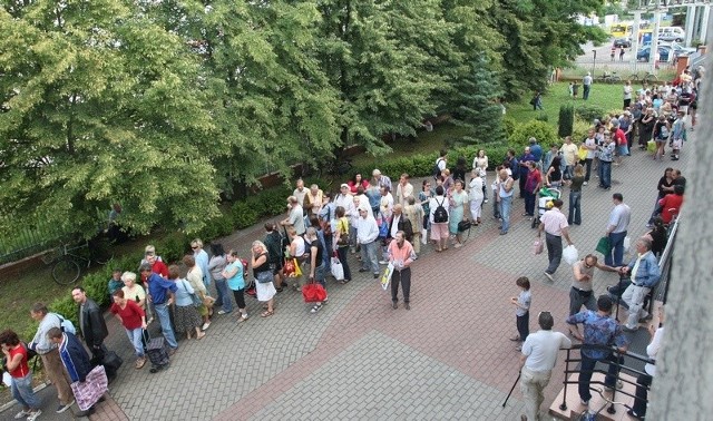W tak długiej kolejce po żywność wczoraj czekali słupszczanie przed siedzibą MOPR.