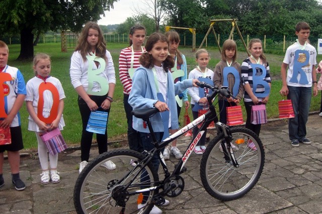 W nagrodę za dobre uczynki dziewczynka dostała rower marki Kross.