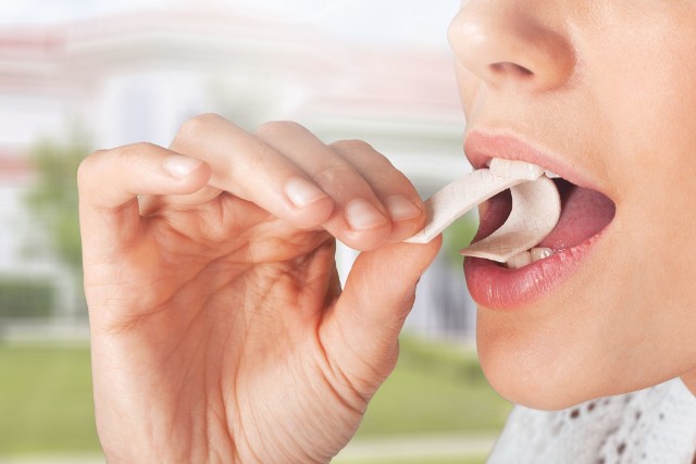 Wygodnym sposobem na doraźne pobudzenie produkcji śliny i nawilżenie ust jest żucie bezcukrowej gumy. Tymczasem jedynym trwałym sposobem wyleczenia suchości jamy ustnej jest usunięcie jej przyczyny.