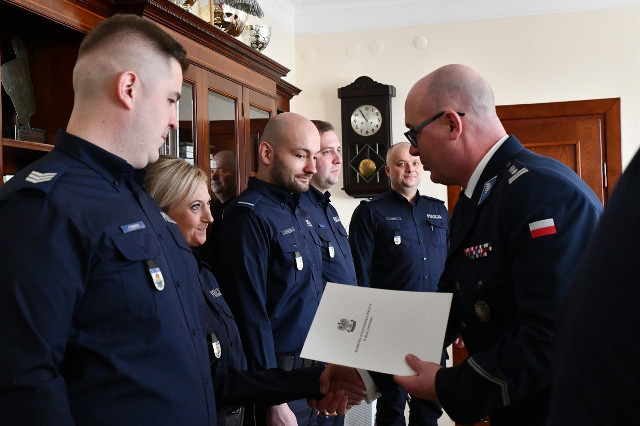 Białostoccy policjanci ewakuowali mieszkańców z zadymionego bloku. Komendant docenił ich poświęcenie