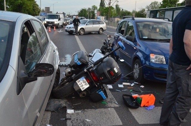 Groźny wypadek 23-letniego policjanta na motocyklu na al. Włókniarzy! Jest poważnie ranny [zdjęcia]