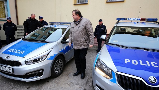 Samochody trafiły na stan chojnickiej policji. Na zdjęciu auta ogląda starosta Stanisław Skaja. W tle komendant Tomasz Hintz.