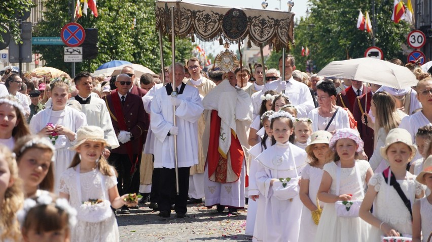 Tysiące wiernych uczestniczyło w uroczystej procesji w...