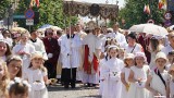 Boże Ciało Białystok. Ulicami miasta w uroczystej procesji przeszły tysiące wiernych. Zobacz kto uczestniczył w wydarzeniu