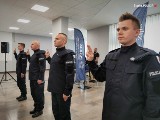 Nowi policjanci w garnizonie śląskim. 18 policjantek i policjantów złożyło przysięgę na sztandar Komendy Wojewódzkiej Policji w Katowicach