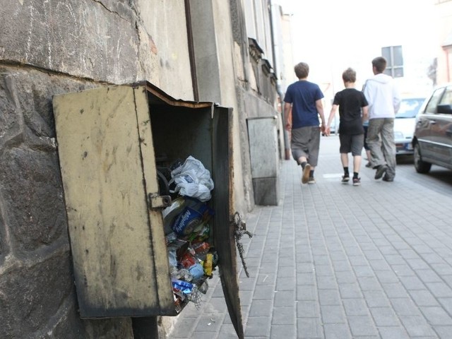 Przedstawiciele administracji zapowiadają, że posprzątają i zabezpieczą skrzynkę. 