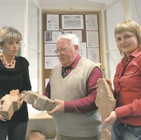 - Do budowy fary użyto 60 różnych formatów cegieł - mówią Elwira Śliwińska (z lewej), Guenter Quiel i Edyta Luck