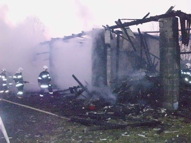 Drewniana stodoła i szopa spłonęły we wtorkowe popołudnie w Sierakowie w gminie Daleszyce.