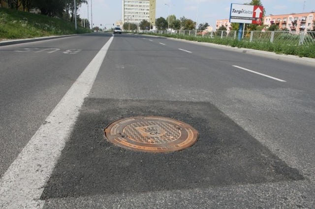 Podczas remontu ulicy Sandomierskiej w Kielcach, od Śląskiej do Szczecińskiej wykonawca zalał asfaltem studzienki kanalizacyjne. Aby je wyciągnąć, trzeba było pociąć nową nawierzchnię. 