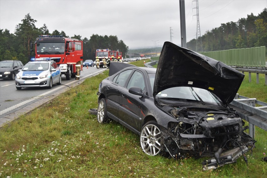 Volvo wjechało w bariery na ekspresowej "7", obwodnicy Kielc. Pomagali kierowcy z aut kolumny rządowej (ZDJĘCIA)
