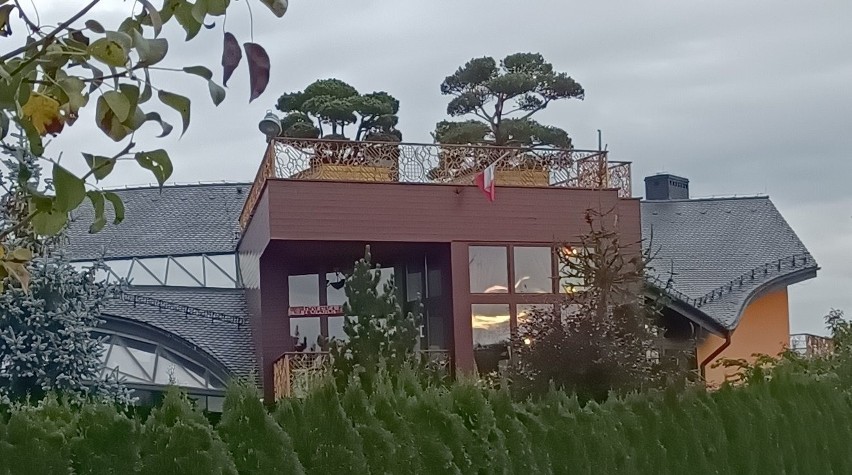 Na dachu powieszono polską flagę