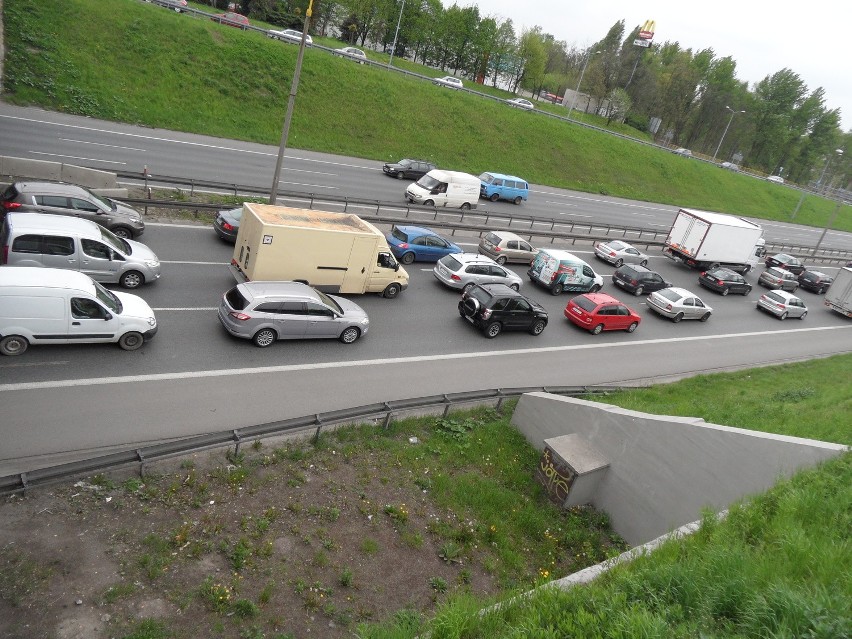 Wypadek w Katowicach na Roździeńskiego. Jedna osoba ranna. Są utrudnienia [ZDJĘCIA]