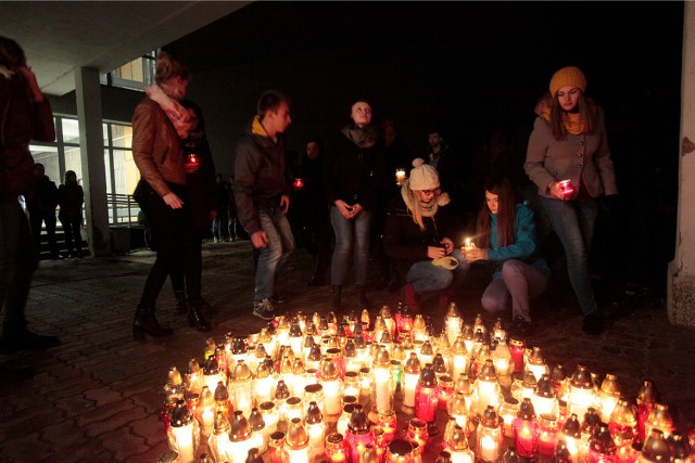 Znicze upamiętniające tragicznie zmarłych kolegów podczas imprezy studenckiej.