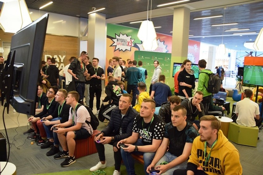 Piłkarskie emocje na konsolach w Bielsku-Białej! Turniej w FIFA 19 w Gemini Park ZDJĘCIA