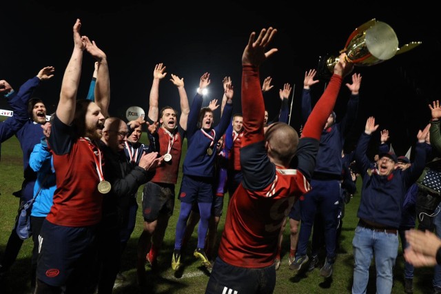 Tak rugbiści z Gniezna cieszyli się z tytułu mistrza Polski na stadionie przy ulicy Słowiańskiej w Poznaniu