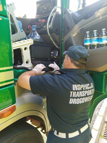 Ciężarówka z emulatorem AdBlue i kierowca bez świadectwa - efekt kontroli śląskich inspektorów ITD