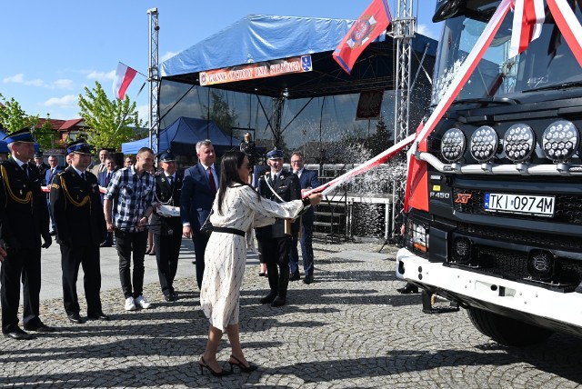 Nowy nabytek został nazwany imieniem „Wojownik”, a rodzicami chrzestnymi wozu zostali reprezentujący szerokie grono sponsorów mieszkanka Daleszyc Dominika Łosak oraz burmistrz Miasta i Gminy Daleszyce Dariusz Meresiński.