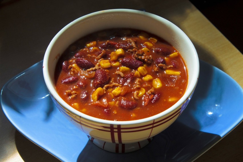 Szybkie chili con carne z pomidorami, fasolą i kukurydzą z...