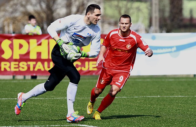 Bramkarz Termaliki Sebastian Nowak (w białym stroju) w tym sezonie wystąpił w 16 meczach ligowych.