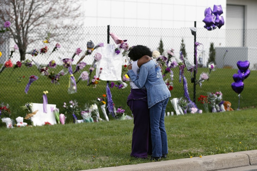 Dziennikarze i fani przed Paisley Park, gdzie w wieku 57 lat...