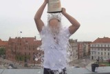 Piotr Całbecki wylał sobie na głowę wiadro zimnej wody z lodem. Tak spełnił wyzwanie w Ice Bucket Challenge