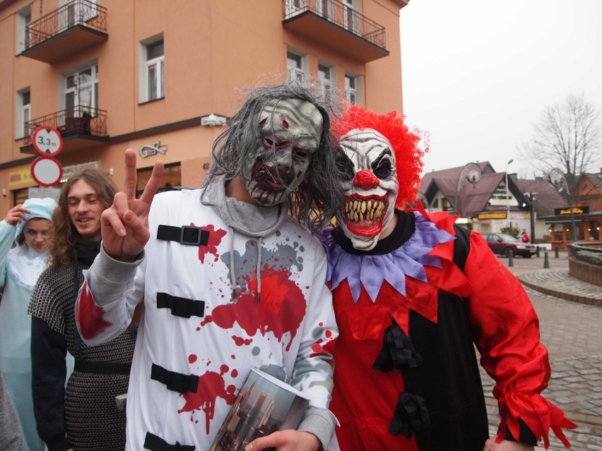 Zakopane. Maturzyści zatańczyli poloneza na Krupówkach [ZDJĘCIA,WIDEO]